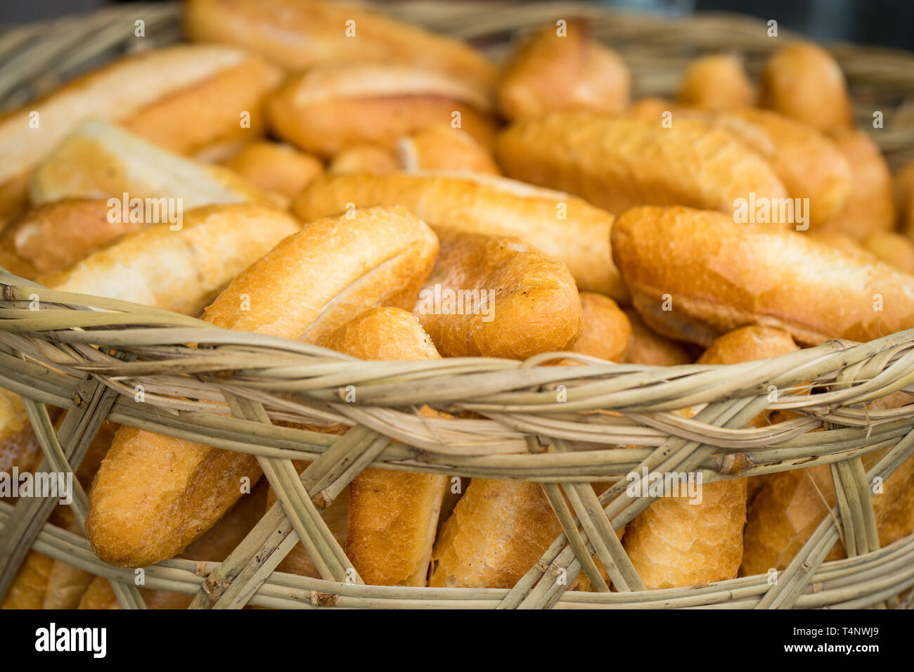 Pane francese nel cestello. Hanoi street food Foto Stock