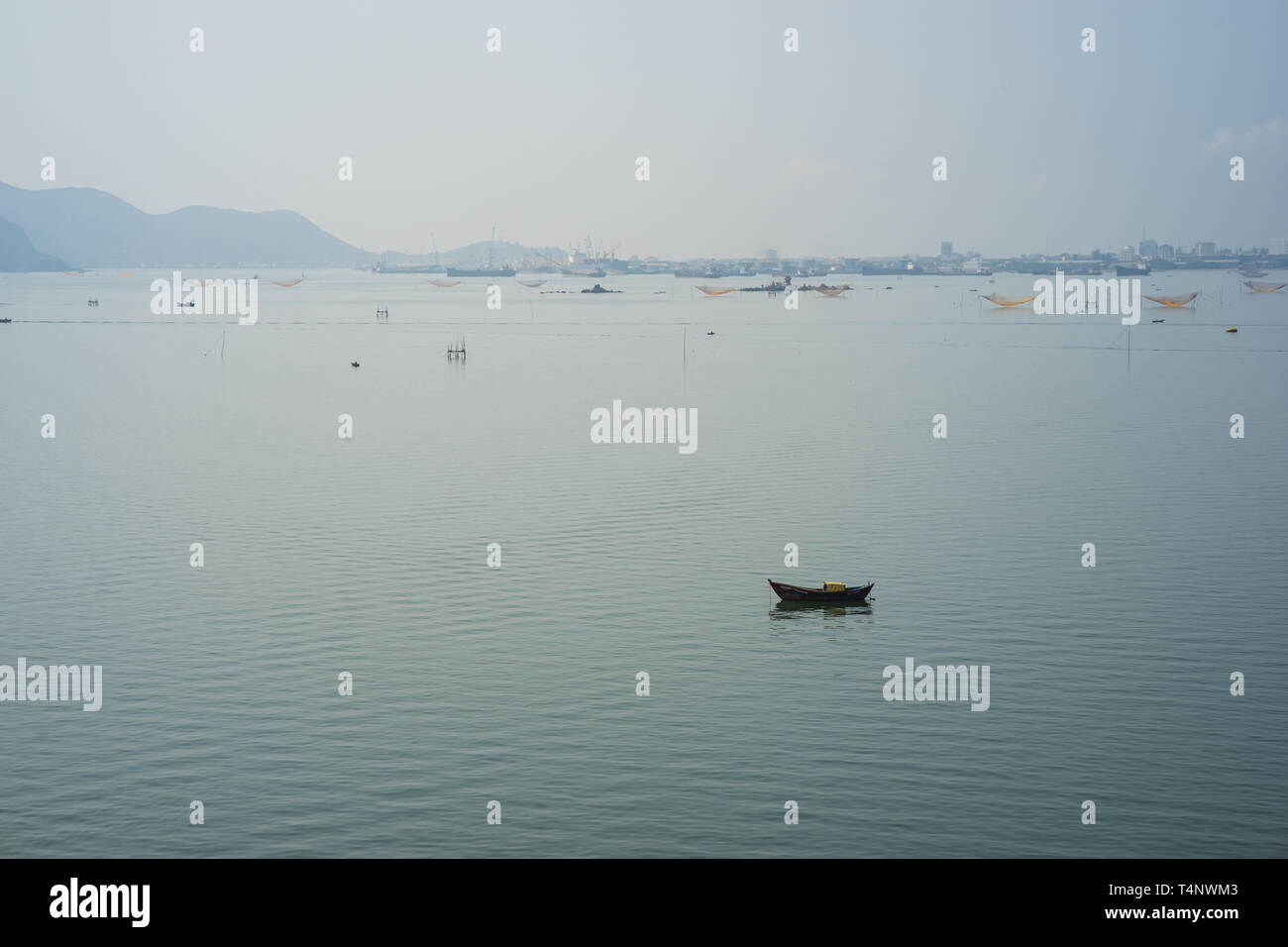 Barca sul lago a nebbia di mattina. Atmosfera tranquilla mattina Foto Stock