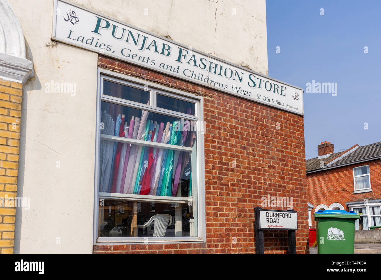 Il Punjab Fashion Store negozio finestra lungo la strada Durnford in Southampton Nicholstown distretto, Southampton, Hampshire, Inghilterra, Regno Unito Foto Stock