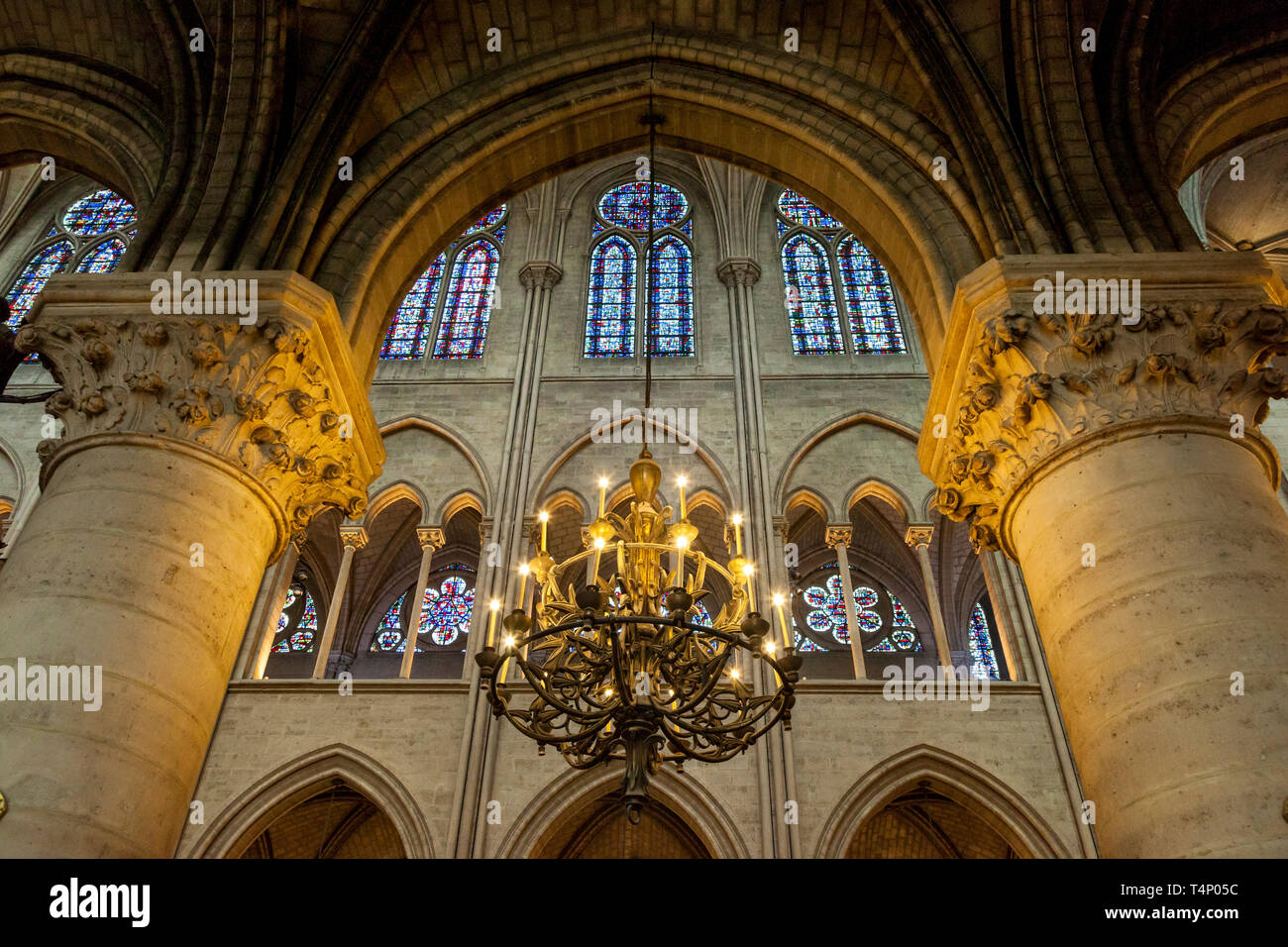 Interno della cattedrale di Notre Dame di Parigi Francia Foto Stock