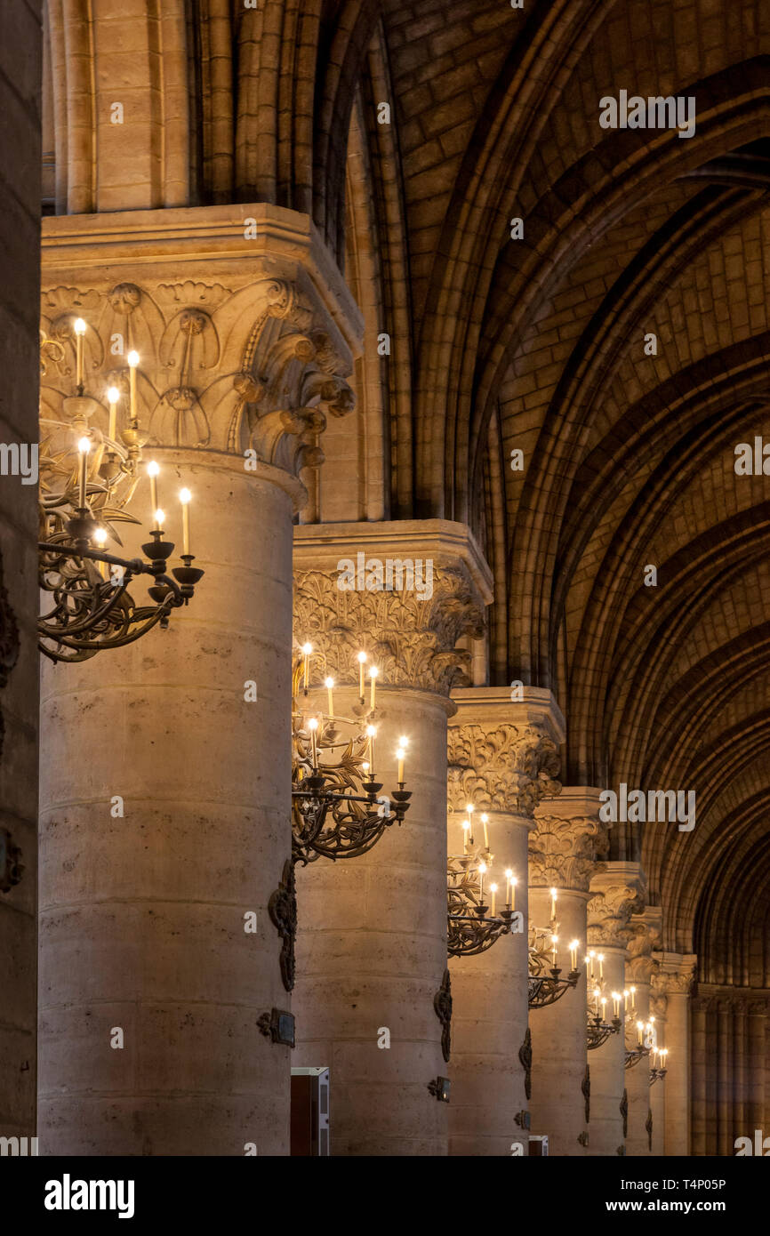 Fila di colonne e lampadari e sotto il soffitto della cattedrale di Notre Dame di Parigi Francia Foto Stock