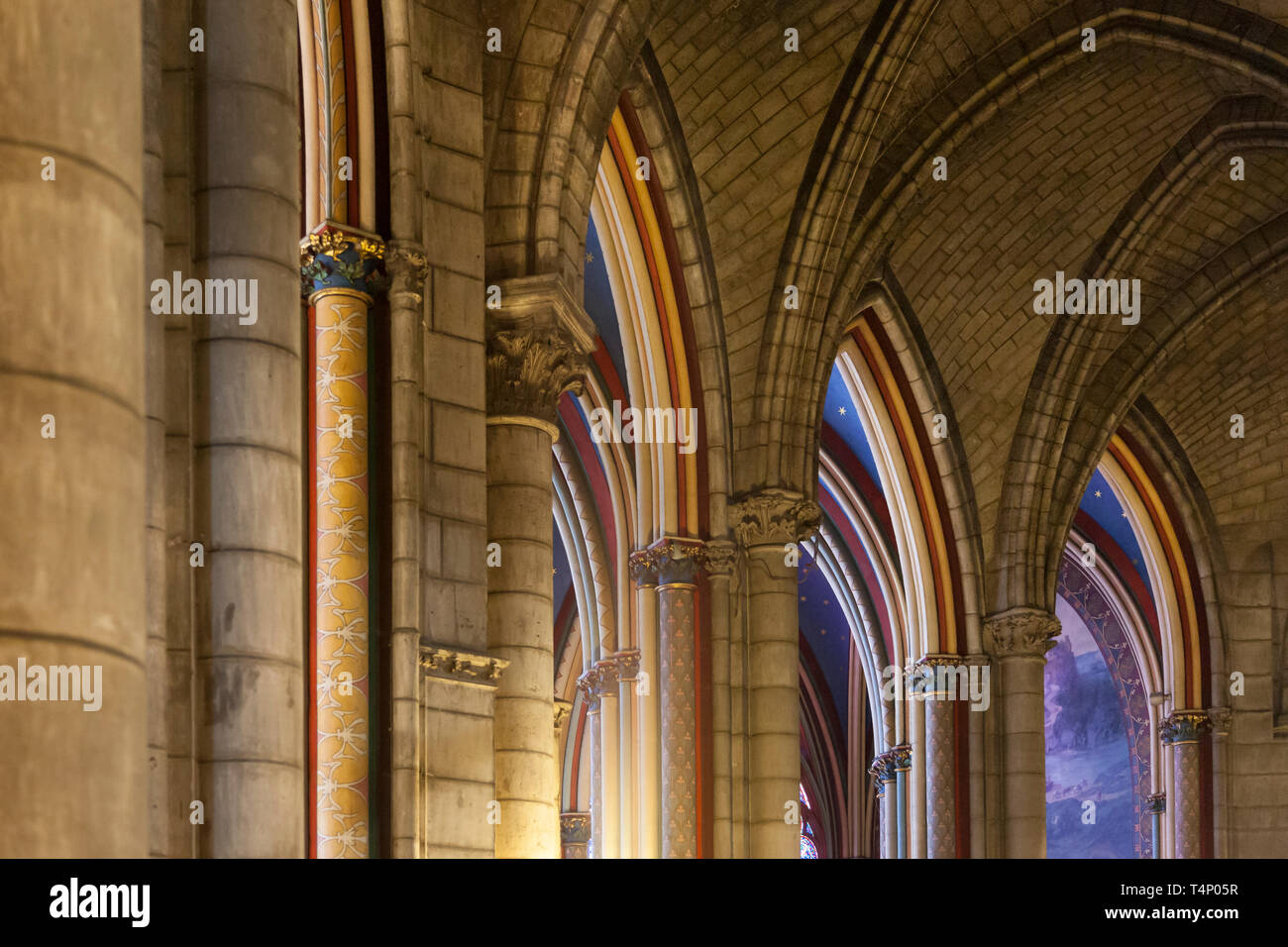 Gli archi e i dettagli del soffitto nella cattedrale di Notre Dame di Parigi Francia Foto Stock