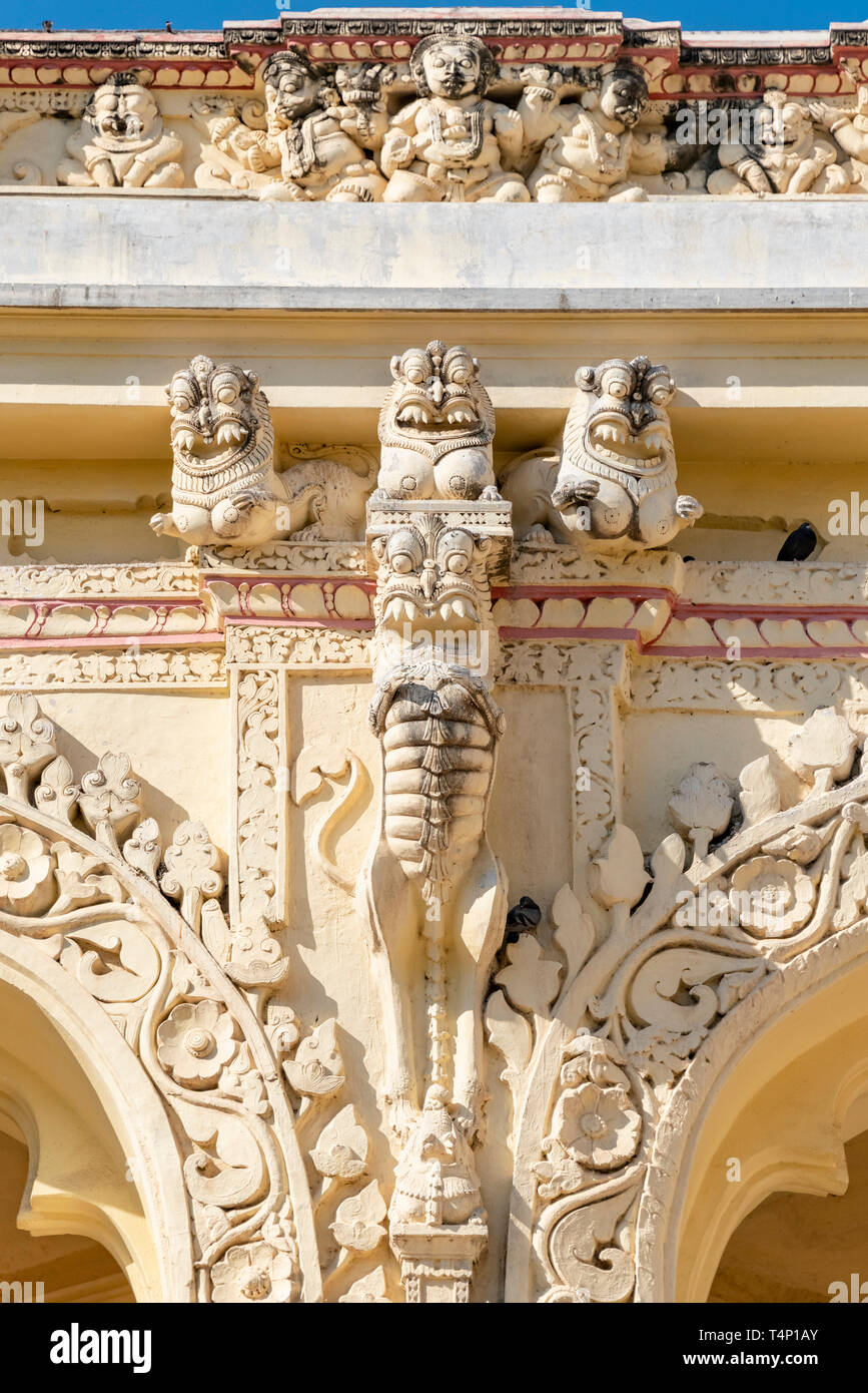 Chiudere verticale di sculture nel cortile principale al Thirumalai Nayak Palace a Madurai, India. Foto Stock