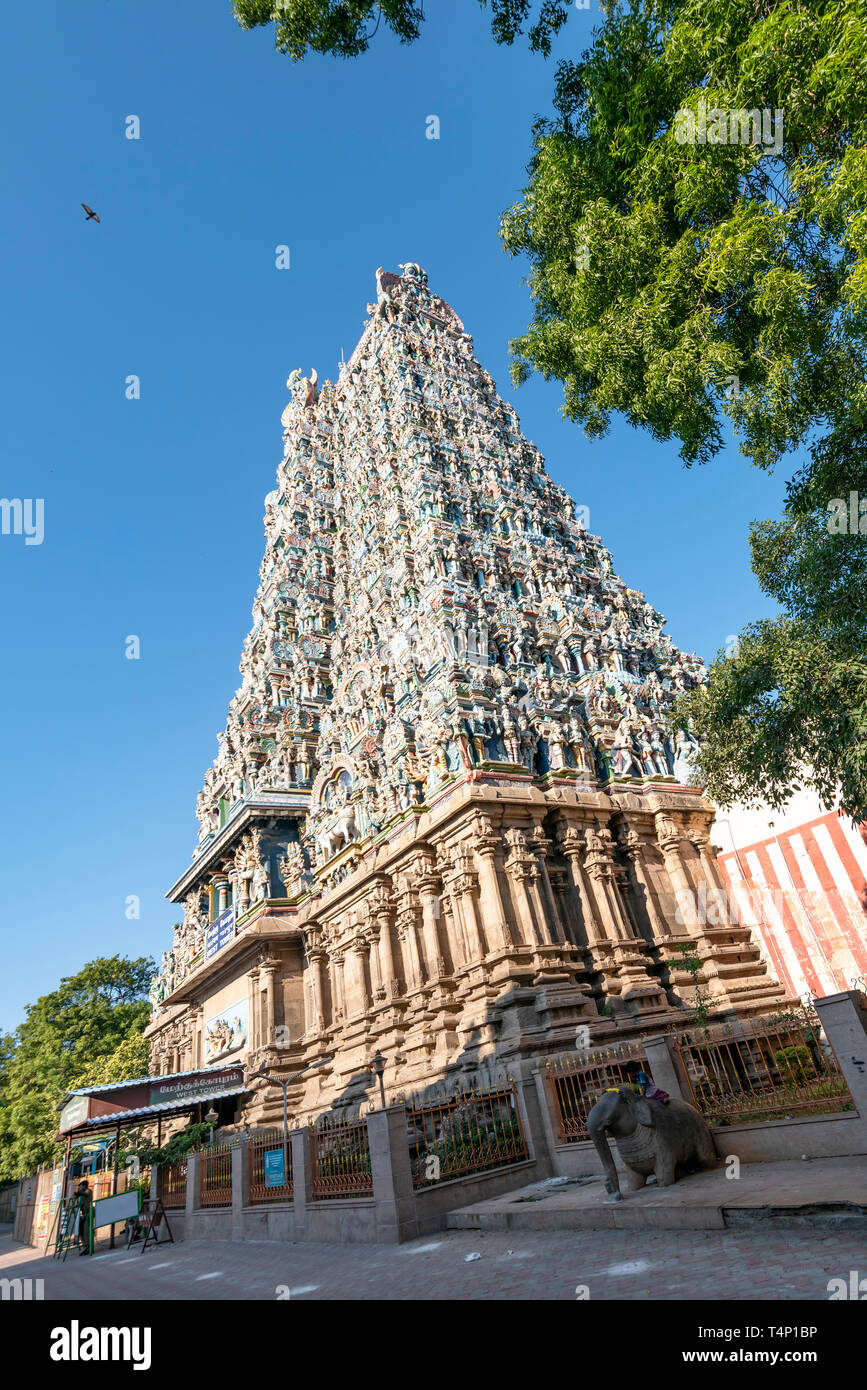 Vista verticale del gopuram decorativo al Tempio di Madurai a Madurai, India. Foto Stock