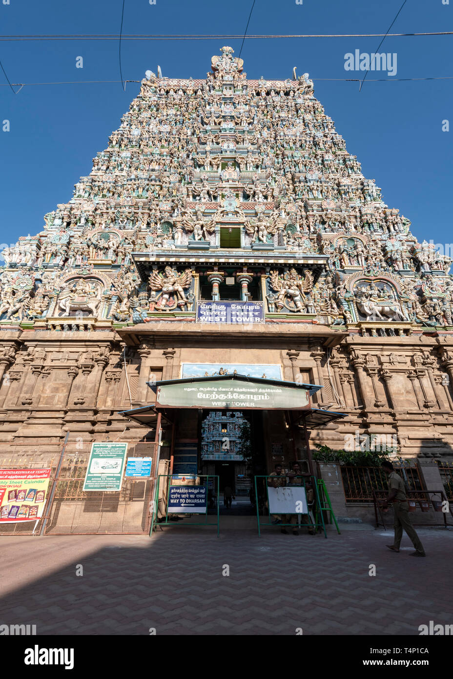 Vista verticale del gopuram decorativo al Tempio di Madurai a Madurai, India. Foto Stock