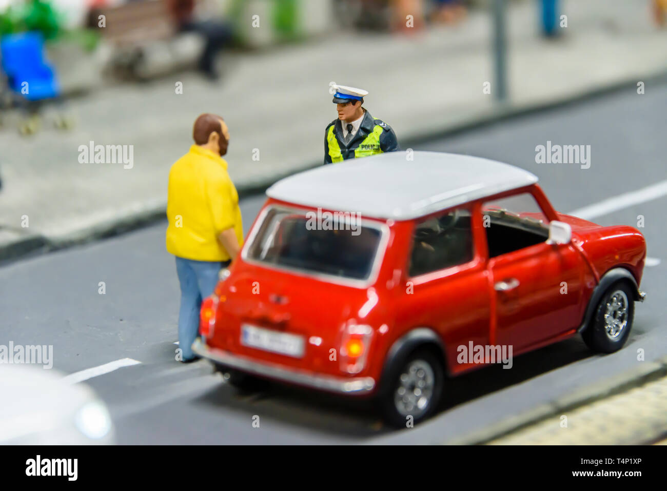 Modello in miniatura di un autista fermato da un funzionario di polizia, a Kolejkowo, Wrocław, Wroclaw, Wroklaw, Polonia Foto Stock