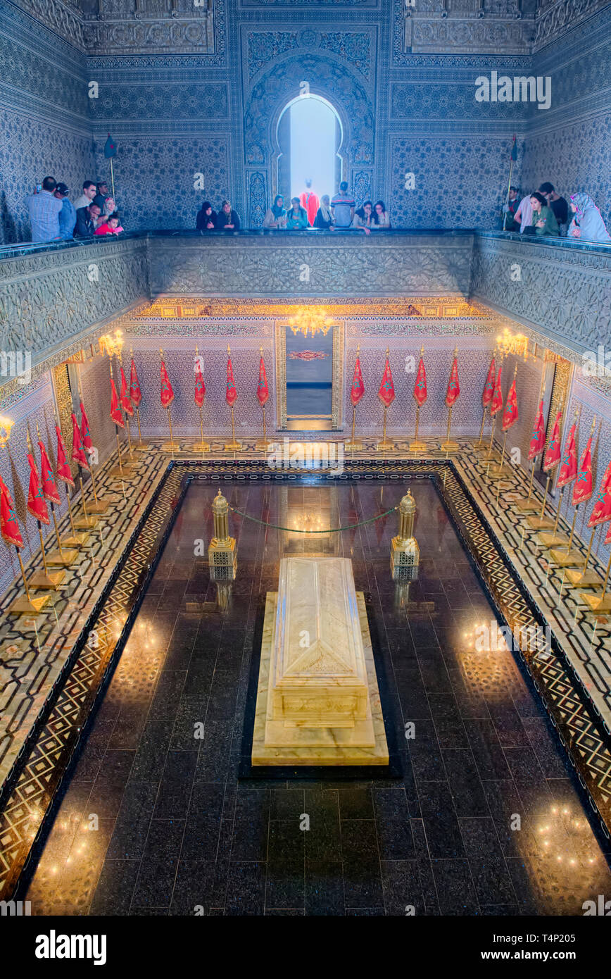 La caratteristica principale del mausoleo sono il glorioso tombe dei re Mohammed V (il nonno del Marocco re corrente) e i suoi due figli. Impostare sul polv Foto Stock