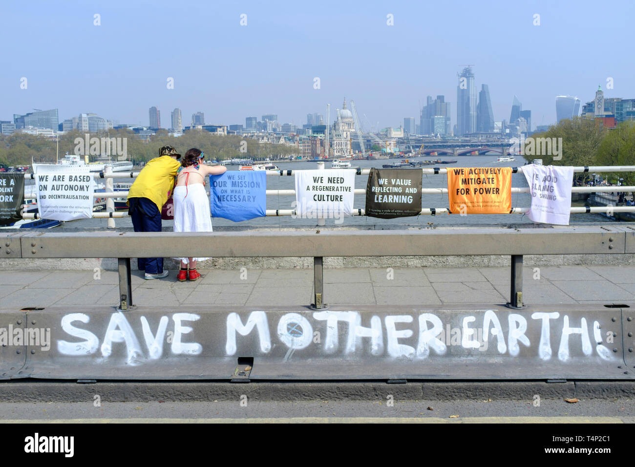 Estinzione attivisti della ribellione che occupano Waterloo Bridge nell'aprile 2019: I messaggi del gruppo sono esposti lungo il ponte. Foto Stock