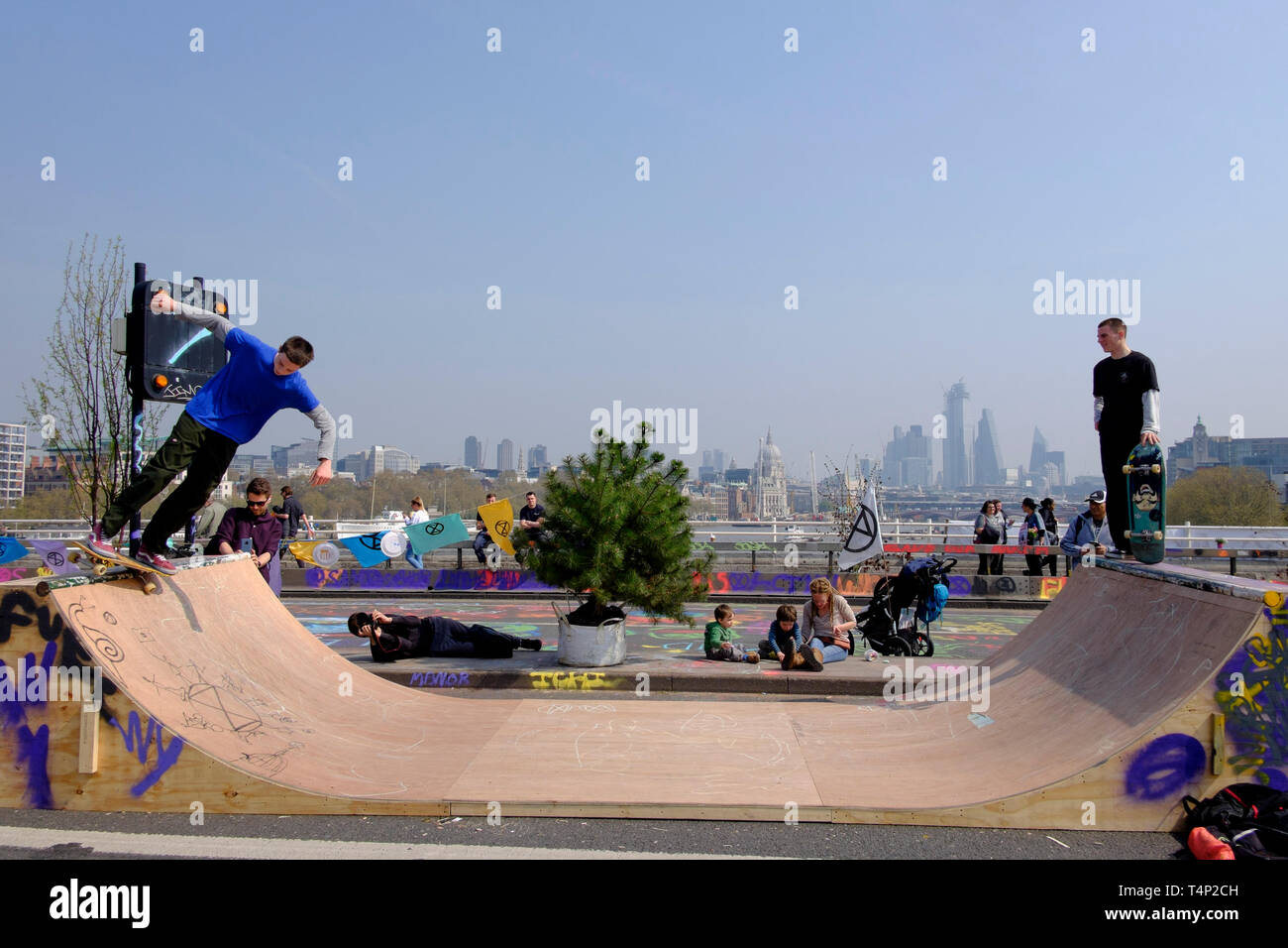 Skateboarders sullo sfondo della Città di Londra durante l'occupazione della ribellione di estinzione del Ponte di Waterloo, aprile 2019. Foto Stock