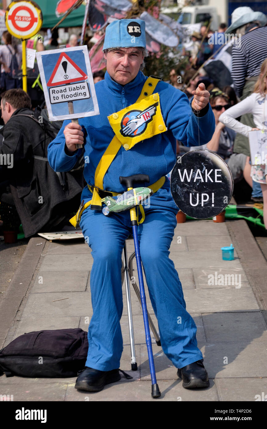 Uomo vestito come personaggio di Thunderbirds International Rescue partecipa al blocco di Extinction Rebellion di Waterloo Bridge, Londra, aprile 2019. Foto Stock