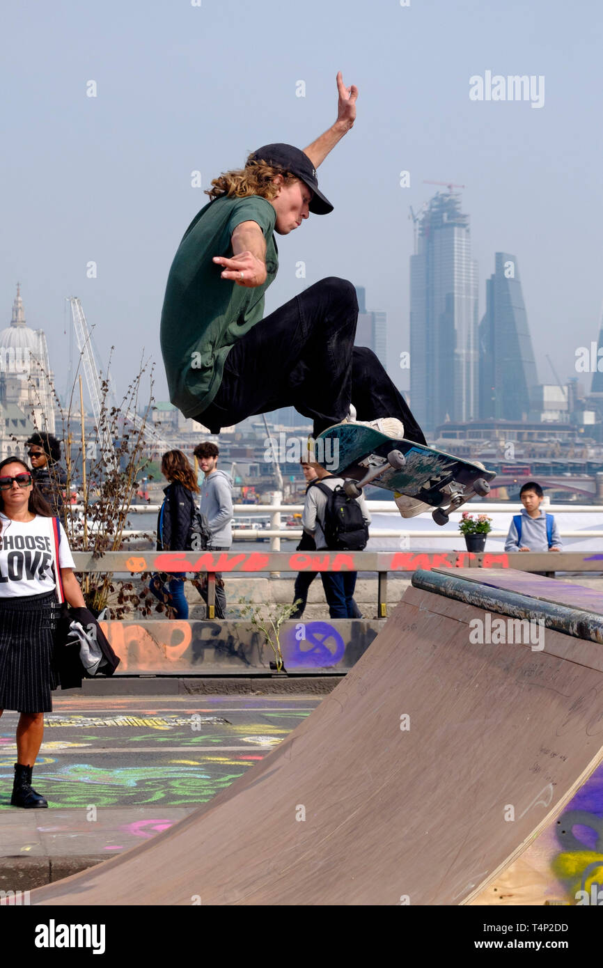 Skateboarder sullo sfondo della città di Londra durante l'occupazione della ribellione di estinzione del ponte di Waterloo, aprile 2019. Foto Stock