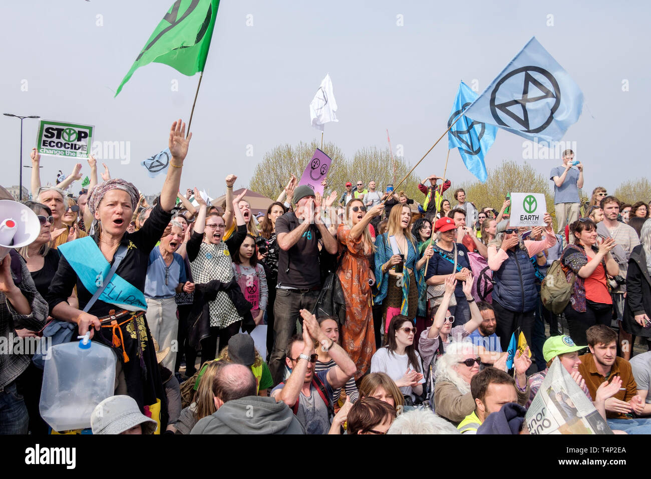 Estinzione attivisti della ribellione che occupano Waterloo Bridge nell'aprile 2019: I Manifestanti cantano verso la polizia prima che vengano effettuati arresti. Foto Stock