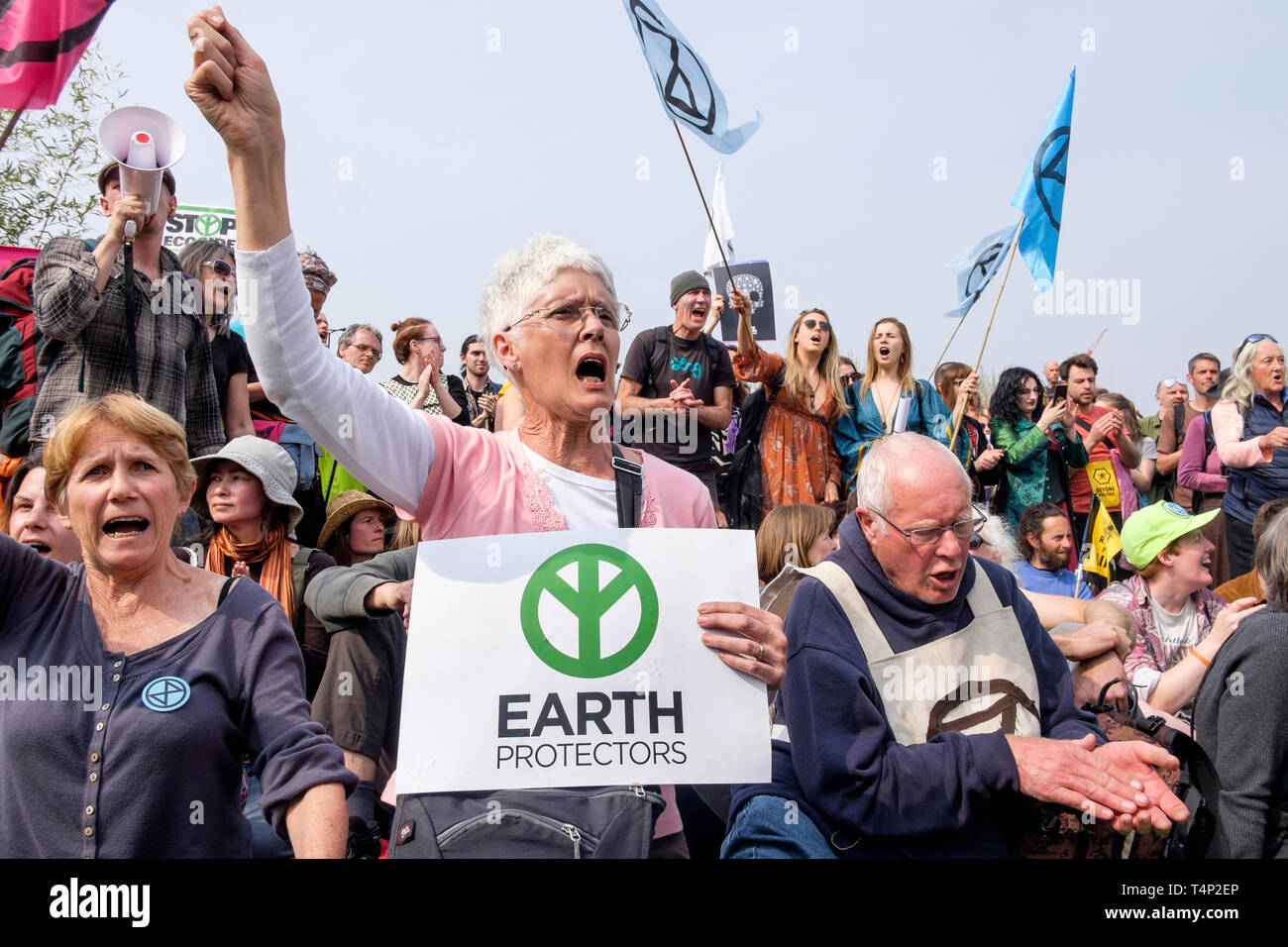 Gli anziani partecipano alla protesta ambientale durante l'occupazione della Rebellion di estinzione di Waterloo Bridge, Londra nell'aprile 2019. Foto Stock