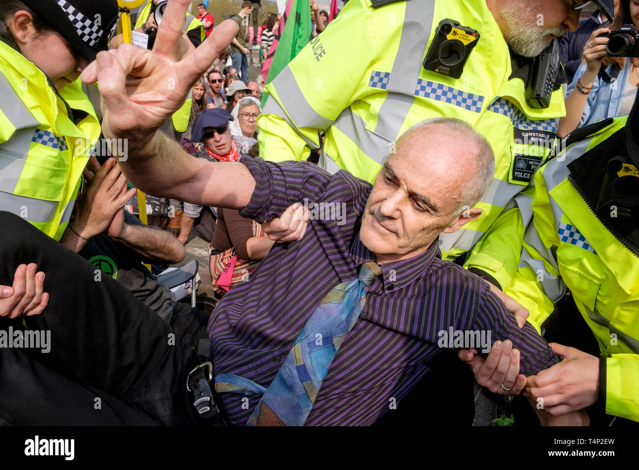 Estinzione attivisti della ribellione che occupano Waterloo Bridge nell'aprile 2019: Gli ufficiali di polizia arrestano un dimostratore maschile. Foto Stock