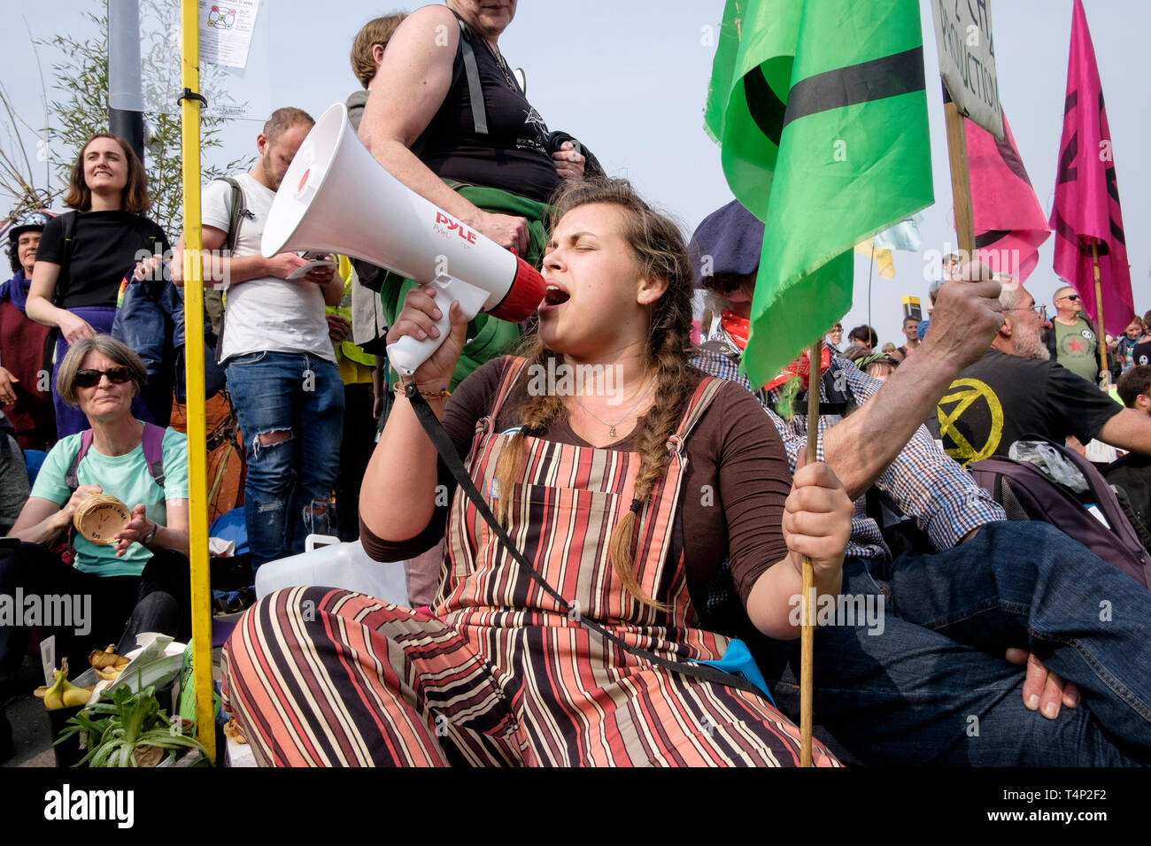 Estinzione attivisti della ribellione che occupano Waterloo Bridge nell'aprile 2019: I manifestanti cantano prima che la polizia inizino gli arresti. Foto Stock