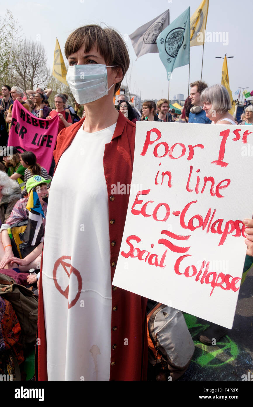 Estinzione attivisti della ribellione che occupano Waterloo Bridge nell'aprile 2019: Protesta femminile poco prima di essere arrestato dalla polizia. Foto Stock