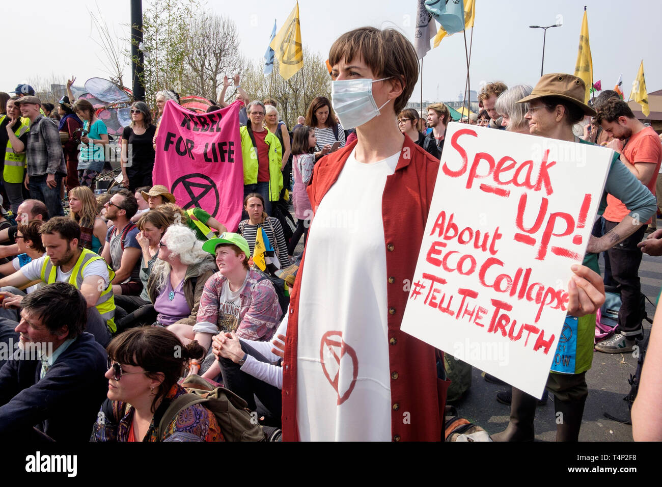 Estinzione attivisti della ribellione che occupano Waterloo Bridge nell'aprile 2019: Protesta femminile poco prima di essere arrestato dalla polizia. Foto Stock