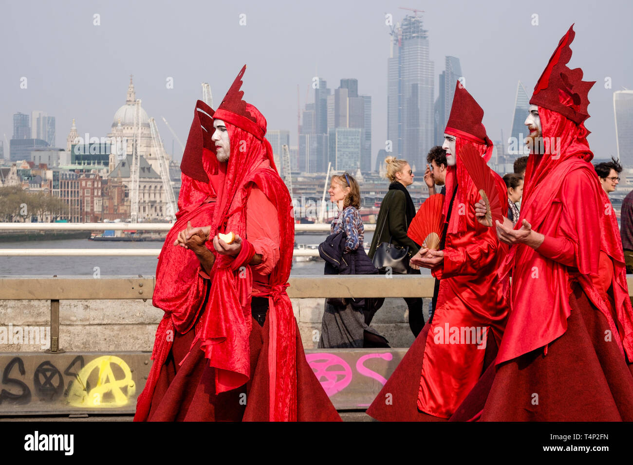 Estinzione attivisti della ribellione che occupano Waterloo Bridge nell'aprile 2019: Gruppo teatrale Invisible Circus partecipano alla protesta Foto Stock
