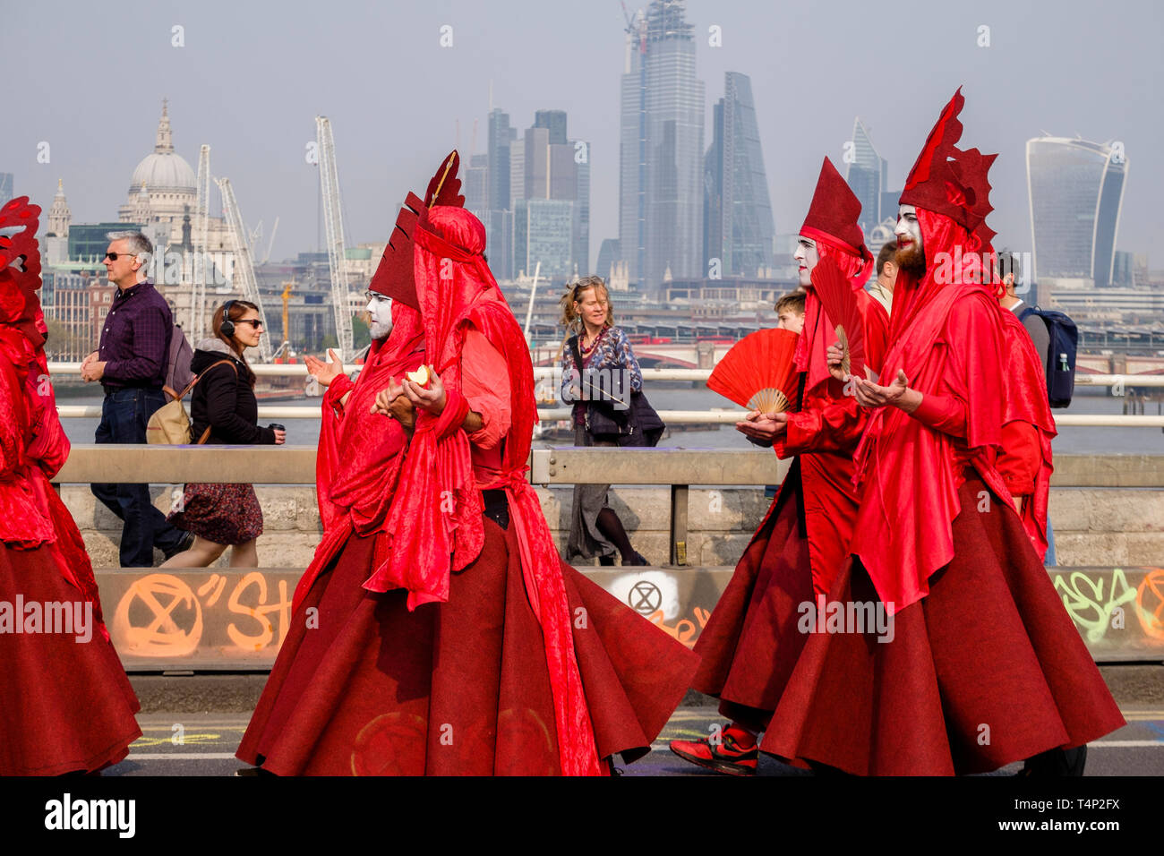 Estinzione attivisti della ribellione che occupano Waterloo Bridge nell'aprile 2019: Gruppo teatrale Invisible Circus partecipano alla protesta Foto Stock