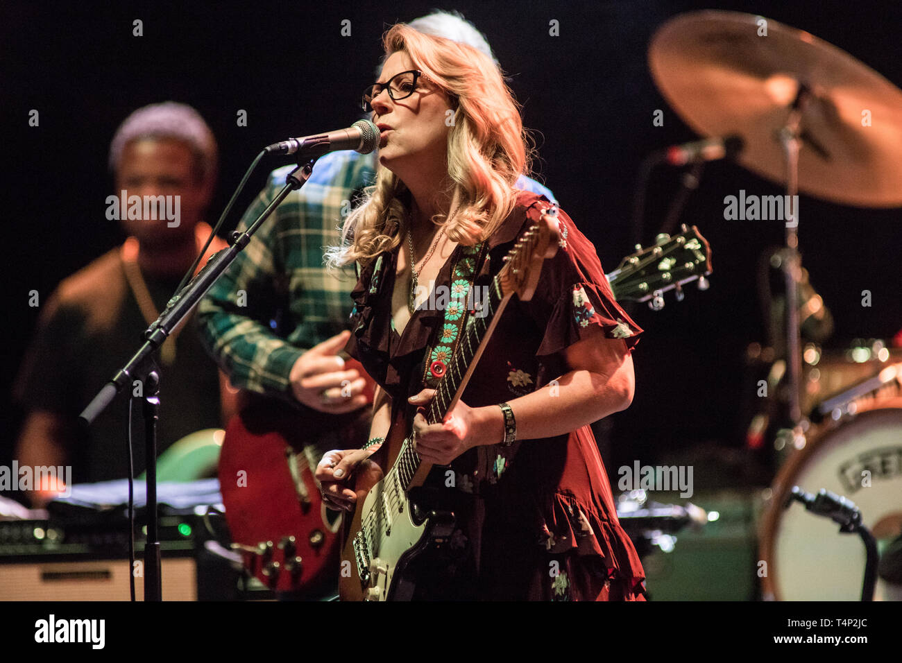 Milano Italia. Il 17 aprile 2019. L'Americano blues rock band TEDESCHI TRUCKS band suona dal vivo in scena al Teatro Degli Arcimboldi durante il 'Una Serata Foto Stock