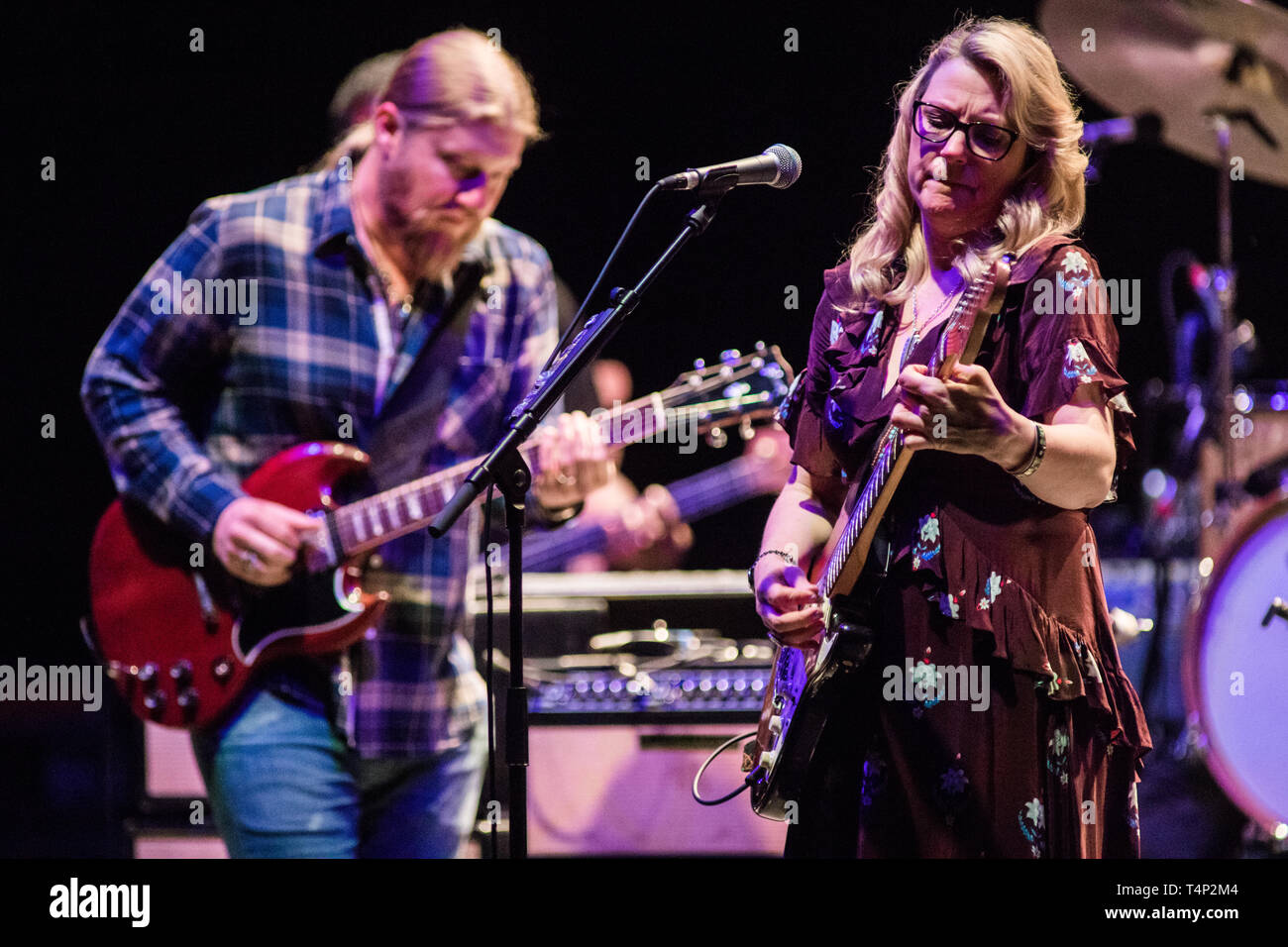 Milano Italia. Il 17 aprile 2019. L'Americano blues rock band TEDESCHI TRUCKS band suona dal vivo in scena al Teatro Degli Arcimboldi durante il 'Una Serata Foto Stock