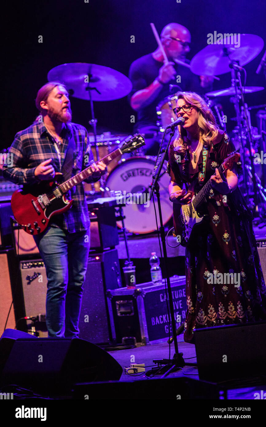 Milano Italia. Il 17 aprile 2019. L'Americano blues rock band TEDESCHI TRUCKS band suona dal vivo in scena al Teatro Degli Arcimboldi durante il 'Una Serata Foto Stock