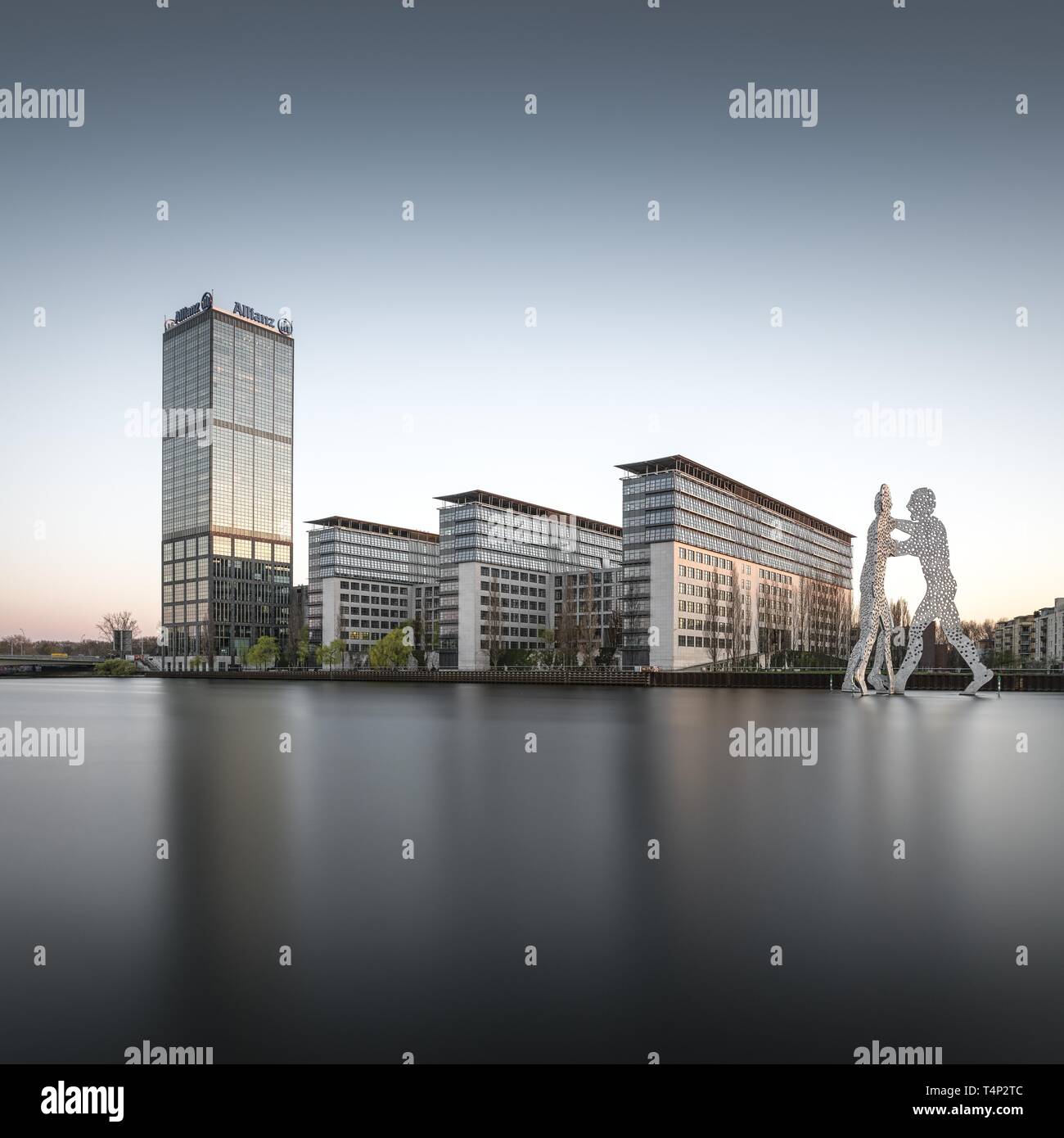 Allianz torre sul fiume Spree con la molecola uomo monumento di artista americano Jonathan Borofsky, Berlino, Germania Foto Stock