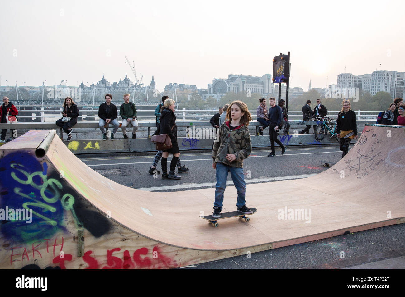 Londra, Regno Unito. Il 17 aprile 2019. Un ragazzo gode di skateboard al tramonto sul ponte di Waterloo durante il terzo giorno della ribellione internazionale attività mediante CLI Foto Stock