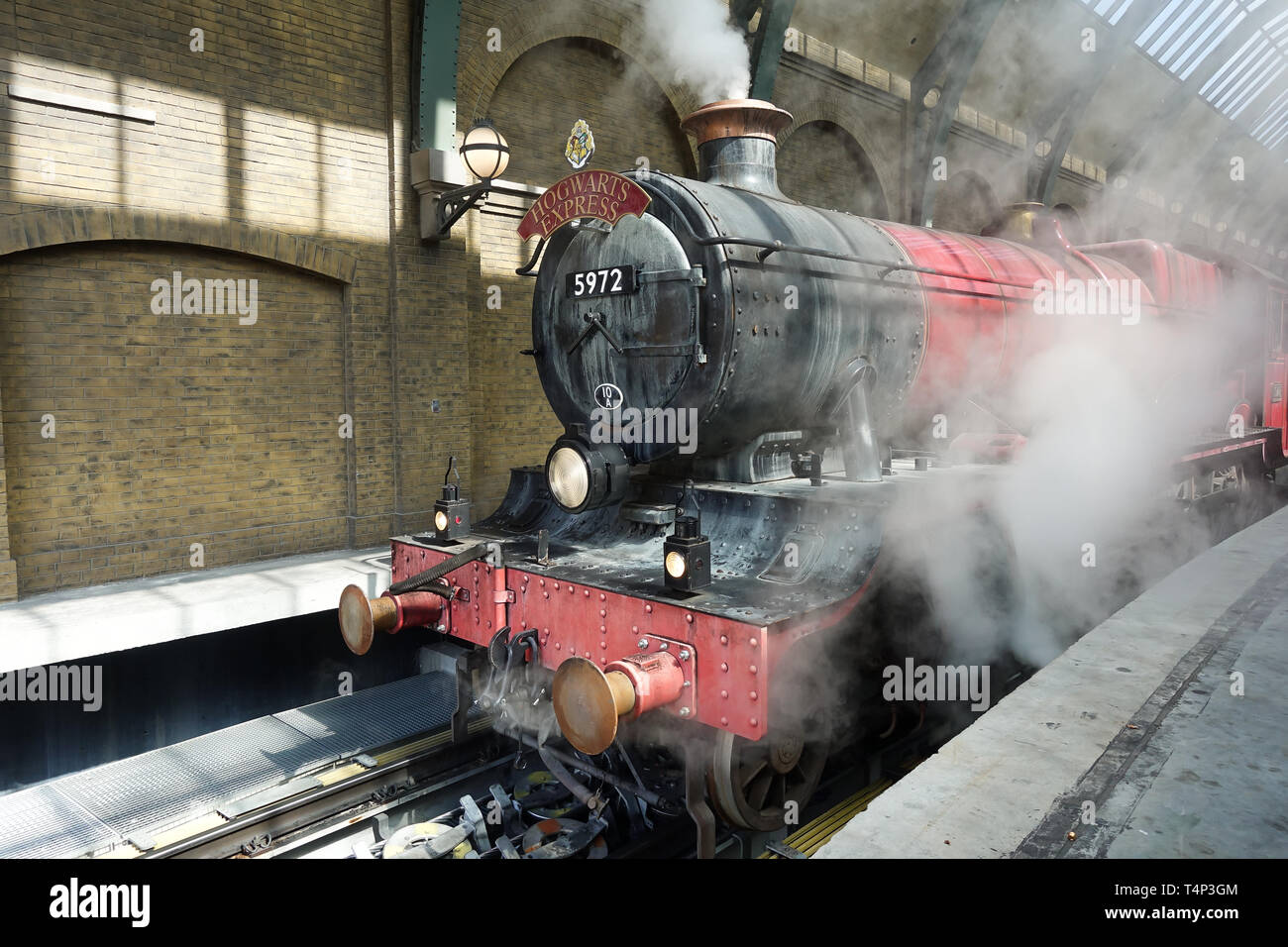 La scuola di Hogwarts Express Train per gli Universal Studios è un parco a tema ride che tiene guest tra Diagon Alley e Hogsmeade. Foto Stock