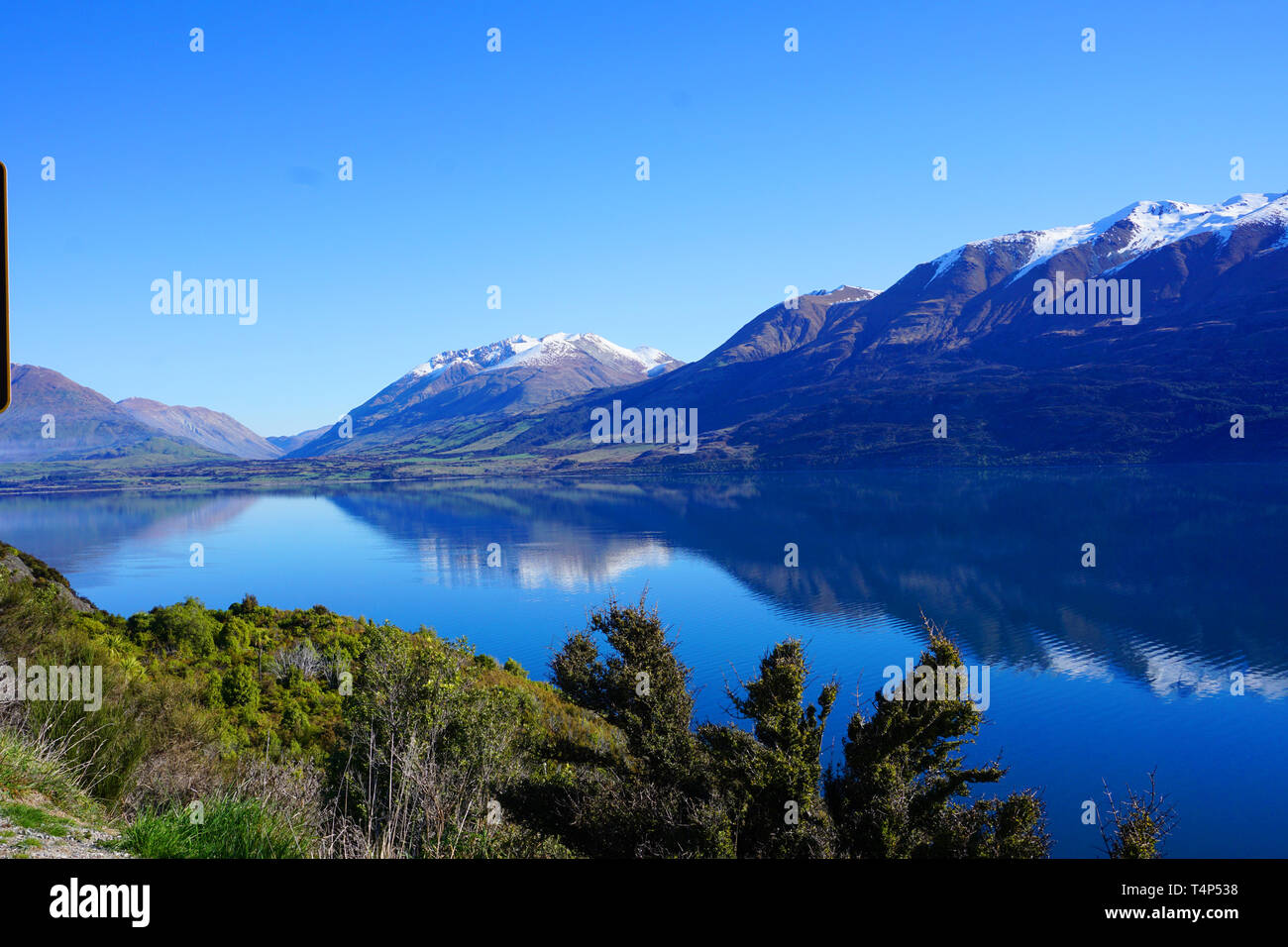 Belle acque cristalline del lago e montagna riflessione blue sky wallpaper paesaggio tranquillo stile di vita a Glenorchy'Isola Sud della Nuova Zelanda lago Foto Stock