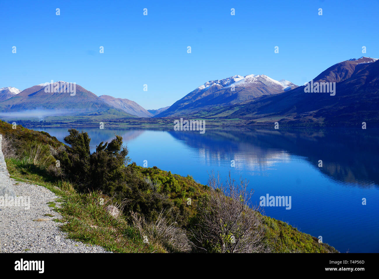 Belle acque cristalline del lago e montagna riflessione blue sky wallpaper paesaggio tranquillo stile di vita a Glenorchy'Isola Sud della Nuova Zelanda lago Foto Stock