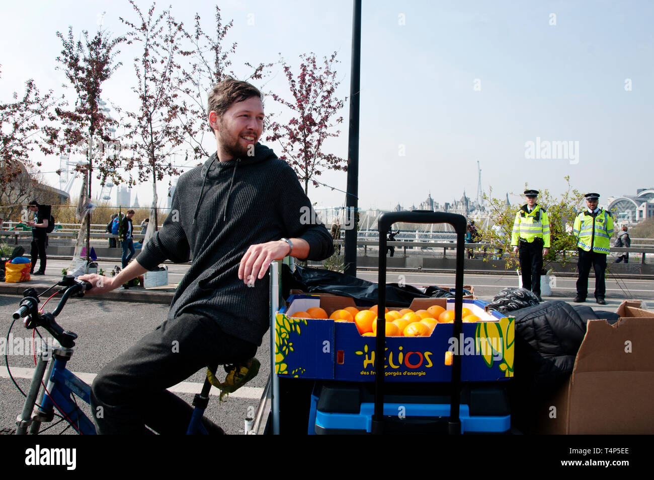 Estinzione della ribellione di protesta, Londra. 17 aprile 2019. Ponte di Waterloo. Hare Krishna la consegna di cibo gratuito, comprese le arance. Foto Stock
