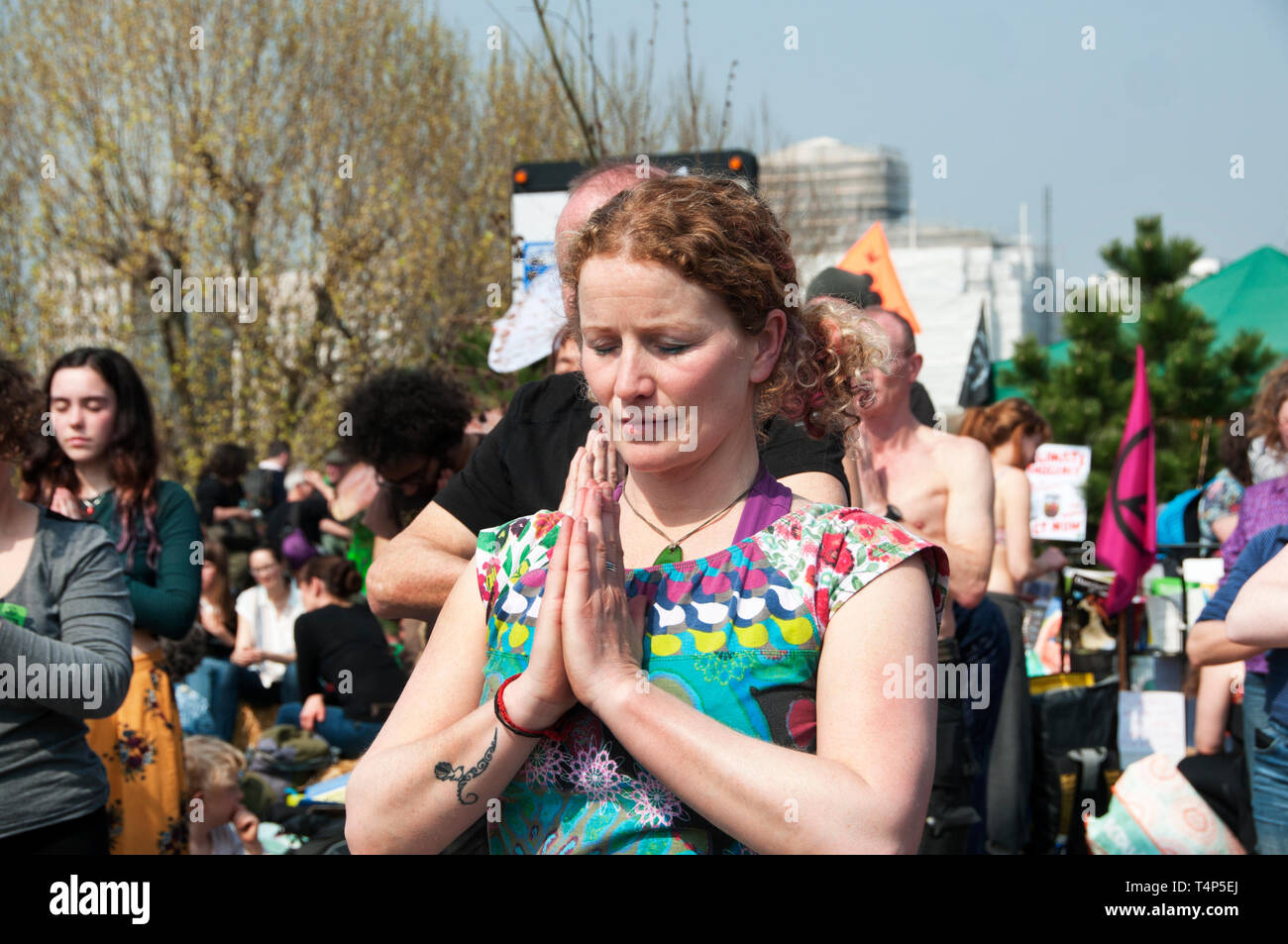 Estinzione della ribellione di protesta, Londra. 17 aprile 2019. Ponte di Waterloo. Lezione di yoga. Foto Stock