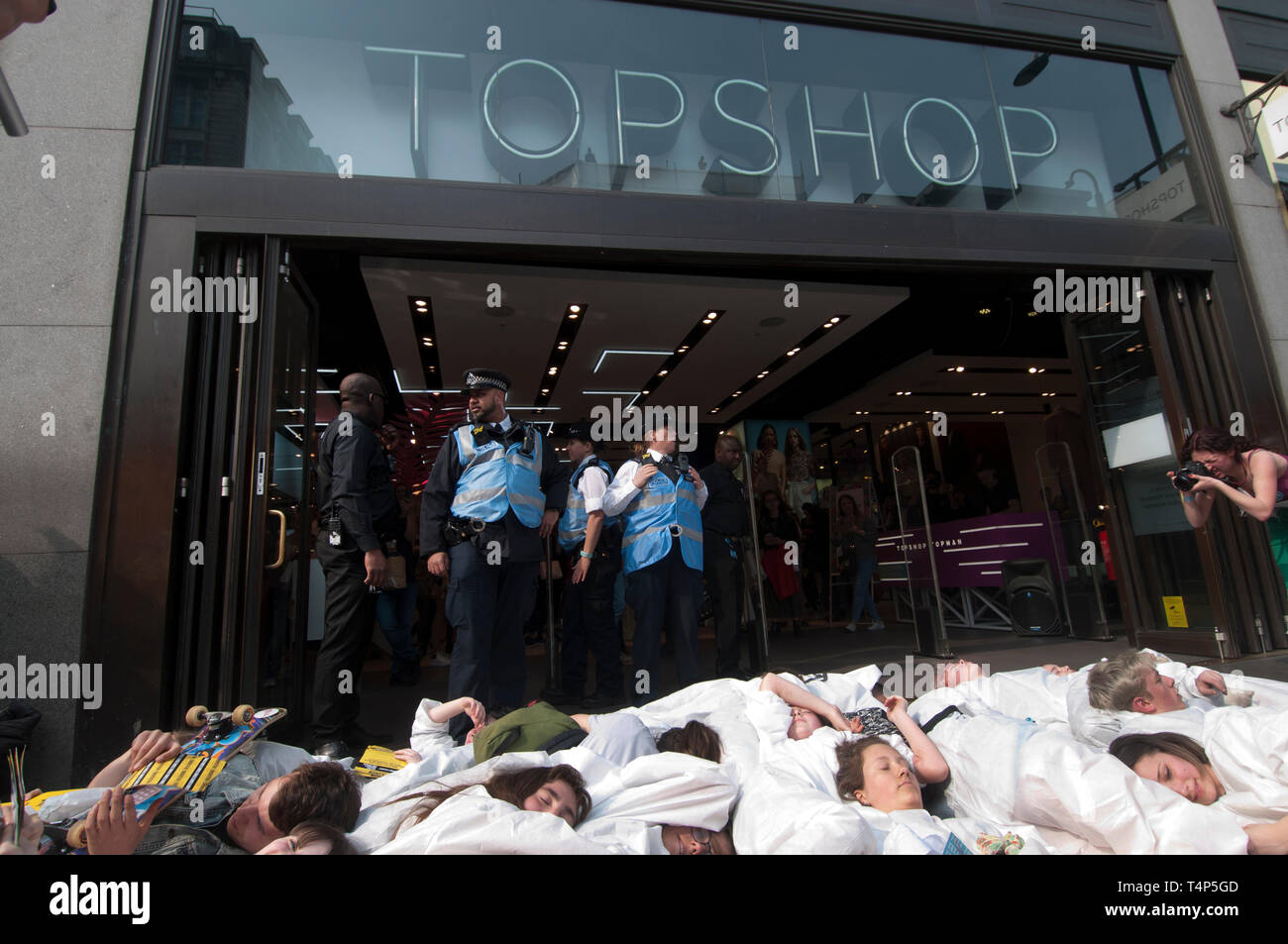 Estinzione della ribellione di protesta, Londra il 17 settembre 2019. Oxford Circus. Giovani stadio die-indossando haz chem tute davanti ai negozi di disegnare Foto Stock