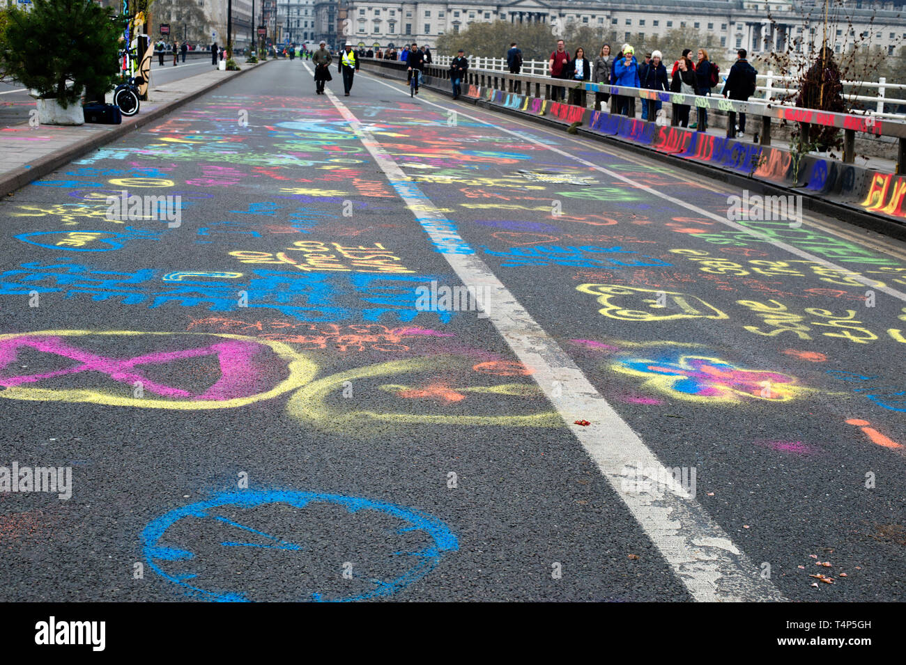 Estinzione della ribellione di protesta, Londra. Ponte di Waterloo. Strada vuota con un gessetto marcature. Foto Stock