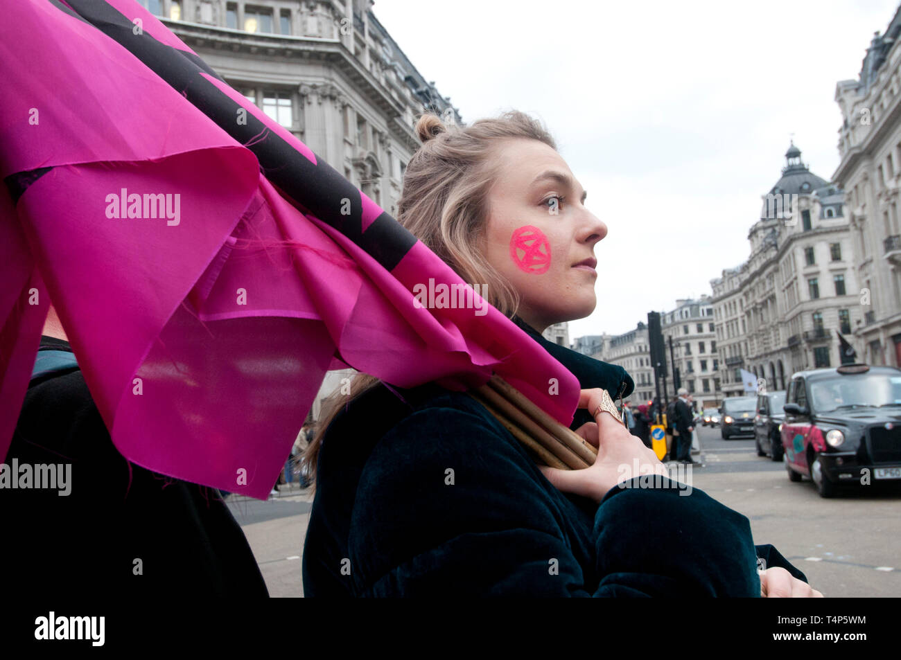 Londra, Oxford Circus. Il 12 aprile 2019. Il crocevia a Oxford Circus diventano una passerella per la ribellione di estinzione moda azione team, highlightin Foto Stock