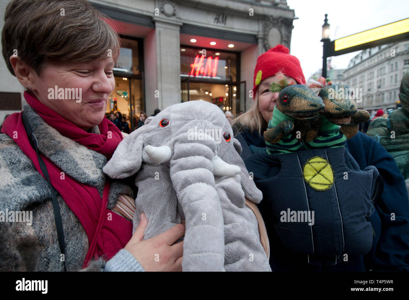 Londra, Oxford Circus. Il 12 aprile 2019. Il crocevia a Oxford Circus diventano una passerella per la ribellione di estinzione moda azione team, highlightin Foto Stock