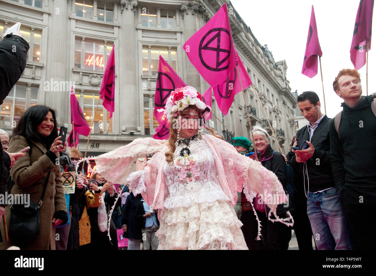 Londra, Oxford Circus. Il 12 aprile 2019. Il crocevia a Oxford Circus diventano una passerella per la ribellione di estinzione moda azione team, highlightin Foto Stock