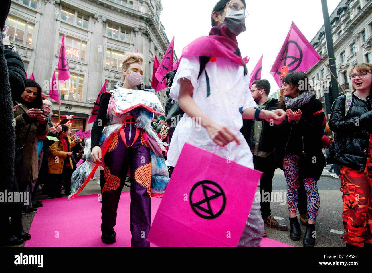Londra, Oxford Circus. Il 12 aprile 2019. Il crocevia a Oxford Circus diventano una passerella per la ribellione di estinzione moda azione team, highlightin Foto Stock
