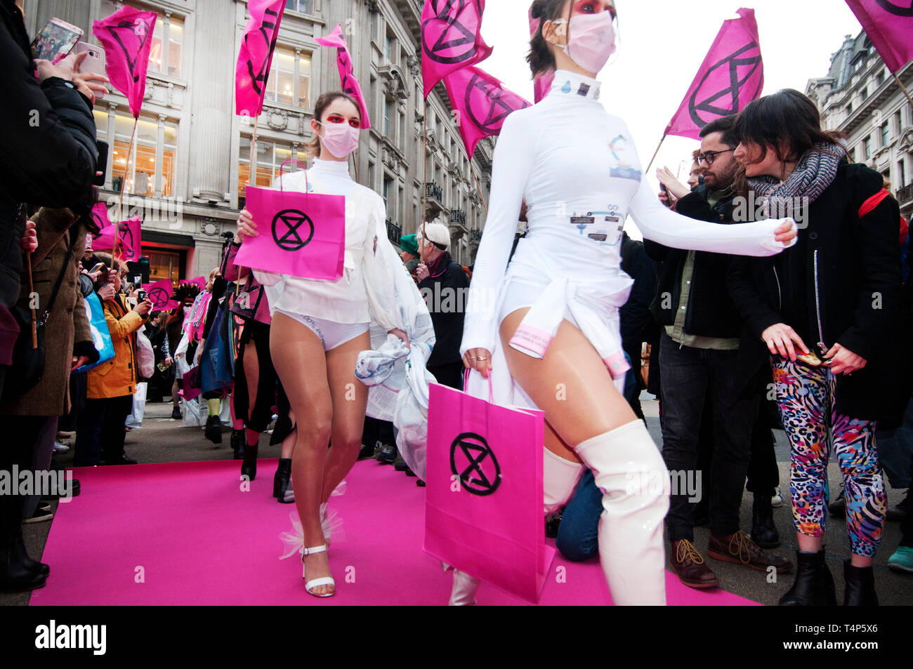 Londra, Oxford Circus. Il 12 aprile 2019. Il crocevia a Oxford Circus diventano una passerella per la ribellione di estinzione moda azione team, highlightin Foto Stock
