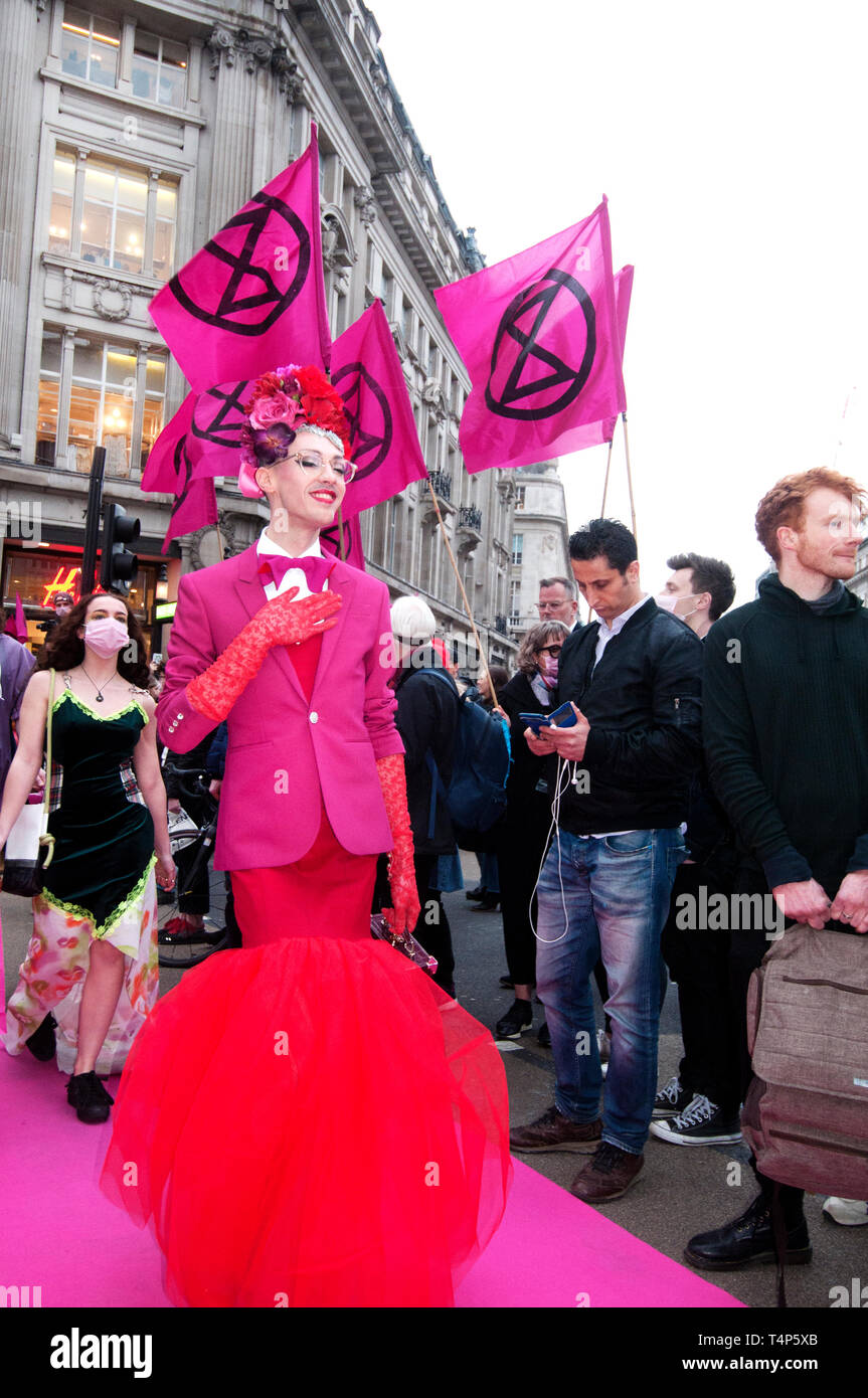 Londra, Oxford Circus. Il 12 aprile 2019. Il crocevia a Oxford Circus diventano una passerella per la ribellione di estinzione moda azione team, highlightin Foto Stock