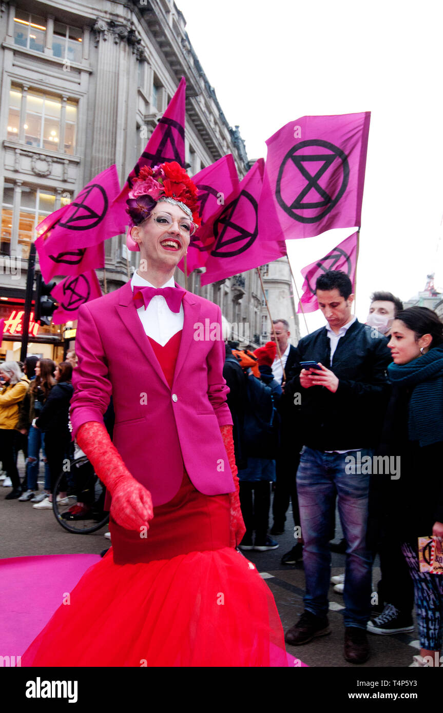 Londra, Oxford Circus. Il 12 aprile 2019. Il crocevia a Oxford Circus diventano una passerella per la ribellione di estinzione moda azione team, highlightin Foto Stock