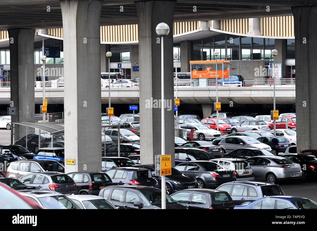 Posti auto in garage, Roissy Charles de Gaulle aeroporto internazionale, Parigi, Francia Foto Stock