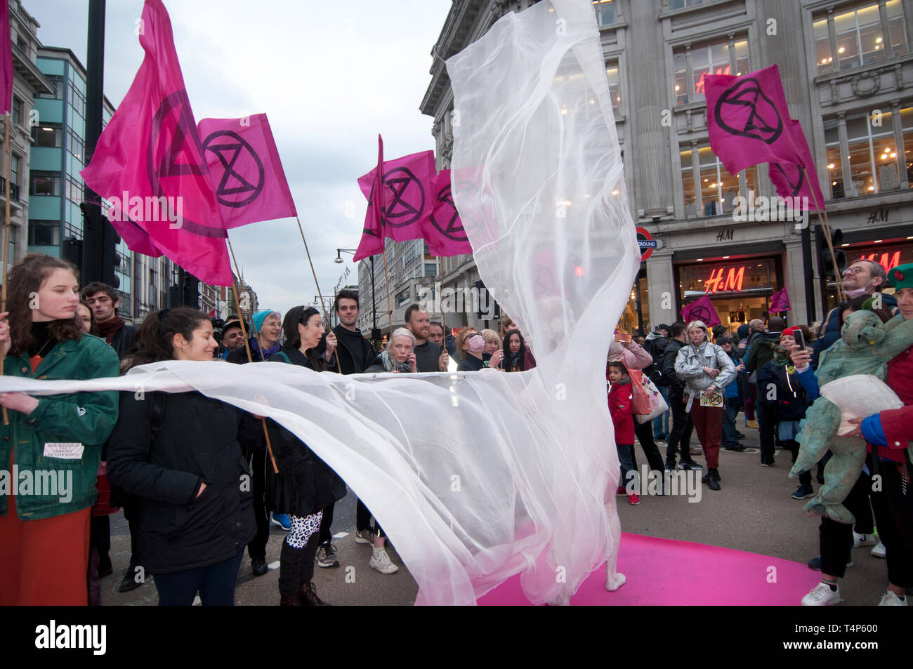 Londra, Oxford Circus. Il 12 aprile 2019. Il crocevia a Oxford Circus diventano una passerella per la ribellione di estinzione moda azione team, highlightin Foto Stock