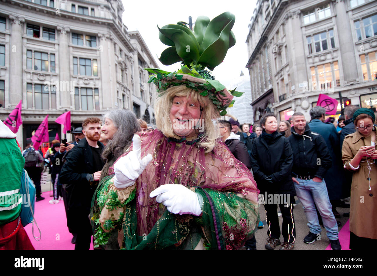 Londra, Oxford Circus. Il 12 aprile 2019. Il crocevia a Oxford Circus diventano una passerella per la ribellione di estinzione moda azione team, highlightin Foto Stock