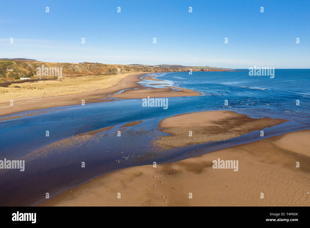 Il North Esk passa nel Mare del Nord. Sulla riva sinistra è Aberdeenshire e sulla sponda destra è Angus, Scozia. Foto Stock