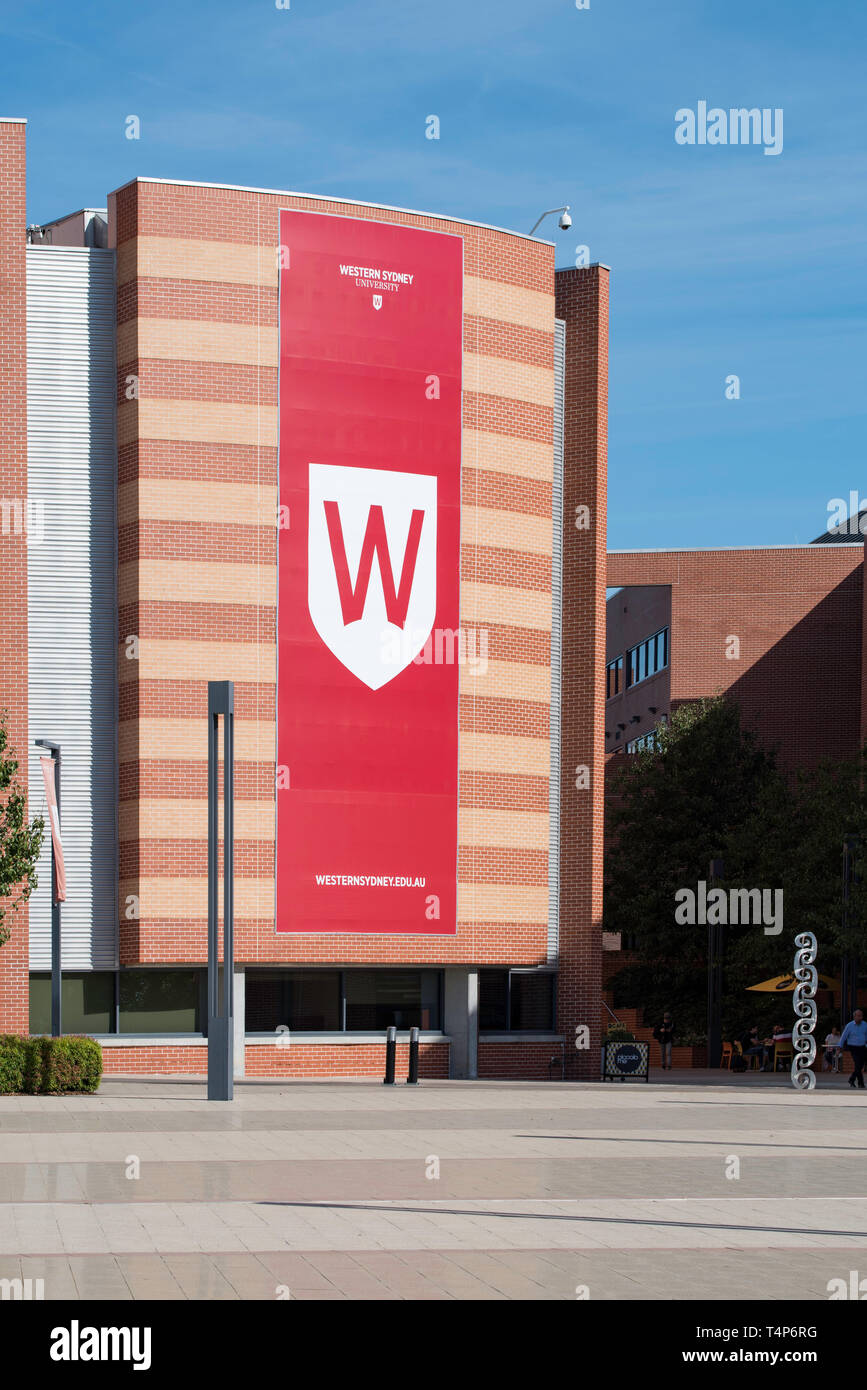 Il logo Digital signage presso la Western Sydney University (WSU) precedentemente UWS Sydney a Parramatta South Campus nel Nuovo Galles del Sud, Australia Foto Stock