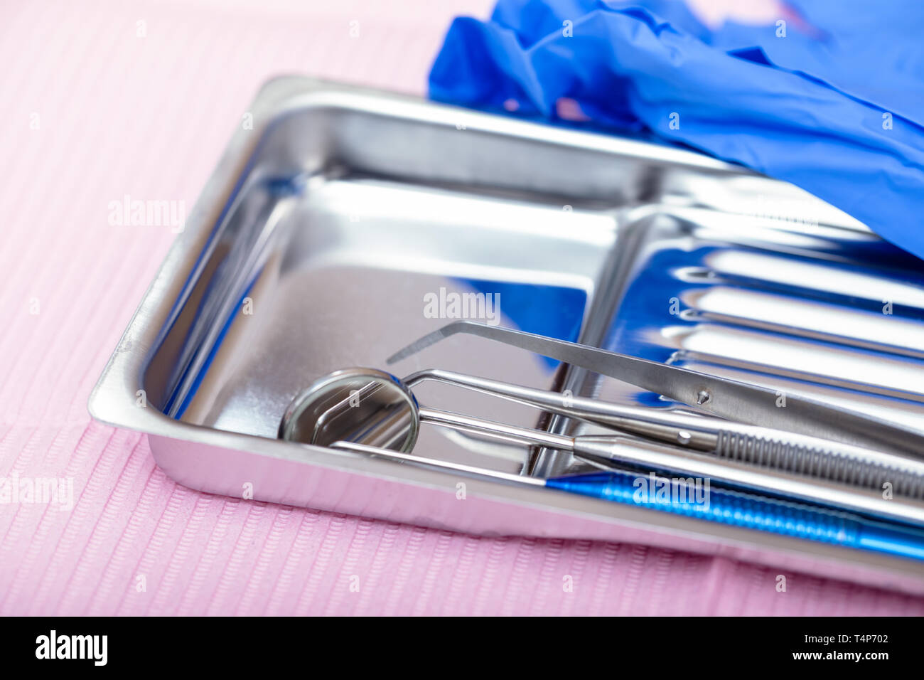 Close-up shot di sterilizzare gli strumenti dentali bocca specchio, sonda parodontale e forcipi sul vassoio di metallo pronto per essere utilizzato Foto Stock