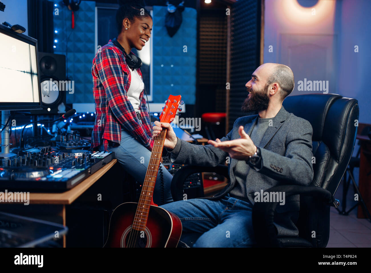 Maschio e femmina musicisti audio in studio di registrazione. Gli artisti interpreti o esecutori su record, musica professionale la miscelazione Foto Stock