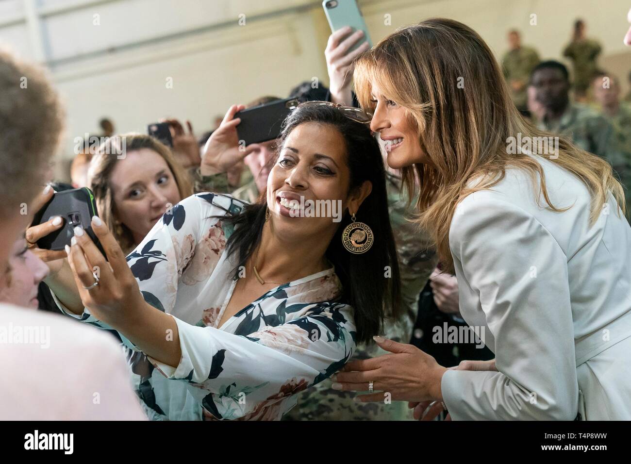 U.S prima signora Melania Trump, prende un selfie con insegnanti di Albritton Middle School Aprile 15, 2019 a Fort Bragg, North Carolina. La First Lady ha visitato la scuola per famiglie militari poi affrontato i soldati alla base. Foto Stock
